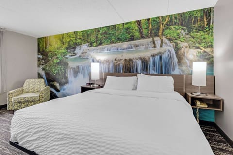 Room, 1 Queen Bed, Non Smoking | Desk, laptop workspace, blackout drapes, soundproofing