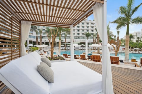 Outdoor pool, pool umbrellas, sun loungers