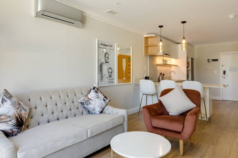 40-inch Smart TV with satellite channels, Netflix, streaming services