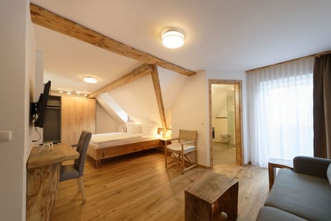 Comfort Double Room, 1 Queen Bed, Balcony (Groß) | Hypo-allergenic bedding available, minibar, desk, blackout drapes