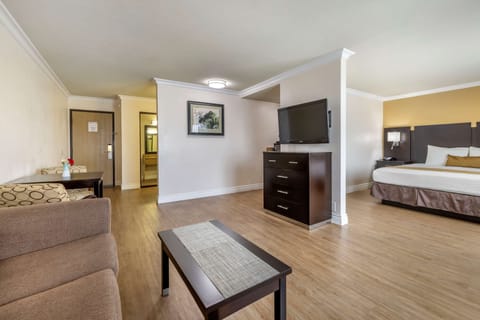 Studio Suite, 1 King Bed, Non Smoking | Pillowtop beds, in-room safe, desk, laptop workspace