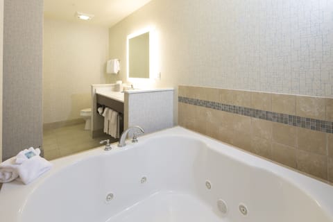 King Executive Suite w/ Whirlpool | Down comforters, in-room safe, desk, laptop workspace