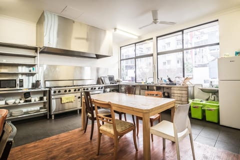 Full-size fridge, microwave, oven, stovetop