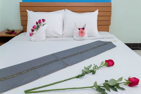 Standard Double Room, 1 King Bed, Non Smoking, Private Bathroom | Desk, free WiFi