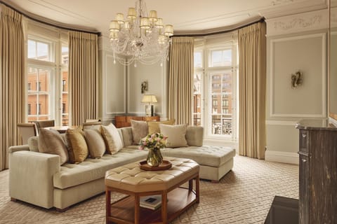 Corner Suite | Premium bedding, free minibar items, in-room safe