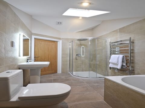 Superior Double Room, Ensuite (views of pendle) | Bathroom