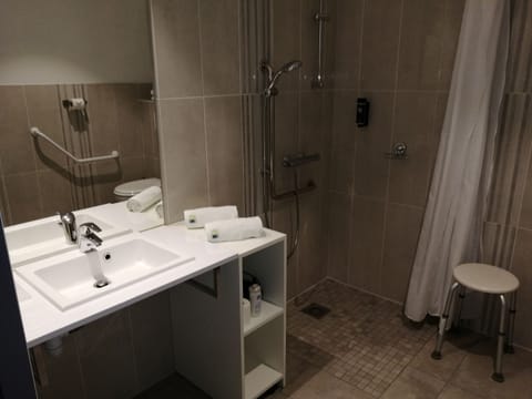 Double Room | Bathroom shower