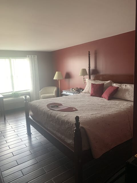 Standard Room, 1 King Bed, River View | Desk, iron/ironing board, free WiFi, bed sheets