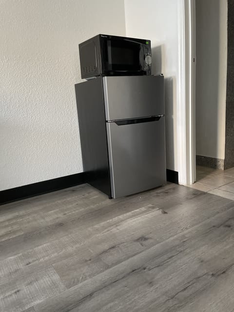 Basic Room, 1 King Bed, Accessible | In-room safe, desk, soundproofing, iron/ironing board