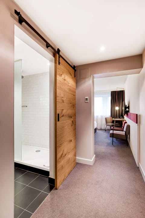 Premium bedding, in-room safe, blackout drapes, free WiFi