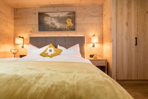 Alpinzimmer ARNIKA, Balkon | Premium bedding, in-room safe, desk, laptop workspace