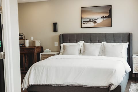 Romantic Suite, Hot Tub | 1 bedroom, premium bedding, individually decorated