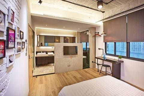 Room A - Hepburn | Desk, free WiFi