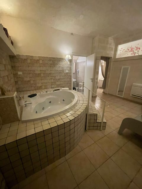 Room, 1 Double Bed, Hot Tub (camera al piano seminterrato) | Premium bedding, in-room safe, desk, soundproofing