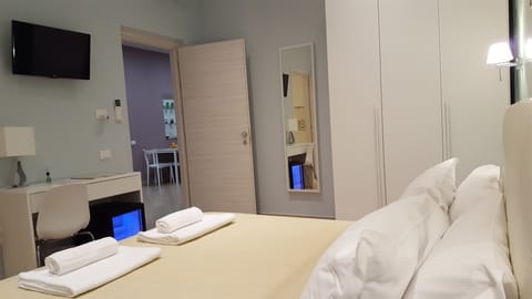 Double Room | Frette Italian sheets, pillowtop beds, desk, soundproofing