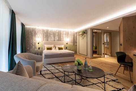 Deluxe Suite | Premium bedding, minibar, in-room safe, iron/ironing board