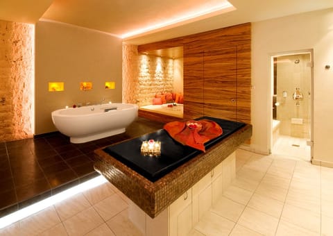 Couples treatment rooms, sauna, hot tub, steam room, Turkish bath