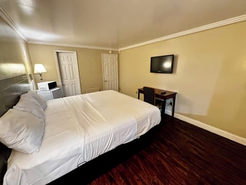 Room, 1 Queen Bed | In-room safe, desk, iron/ironing board, free WiFi