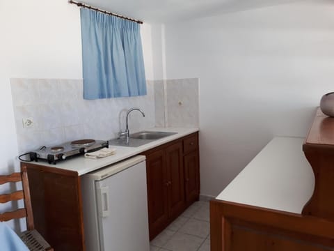 Studio | Private kitchen | Fridge, stovetop, electric kettle, cookware/dishes/utensils