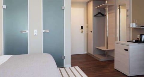 Standard Room, 1 King Bed | Minibar, in-room safe, desk, soundproofing