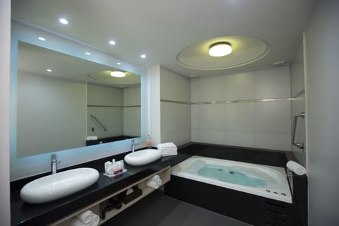 Suite, 1 King Bed | In-room safe, desk, soundproofing, iron/ironing board