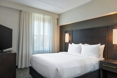 Premium bedding, desk, iron/ironing board, free cribs/infant beds