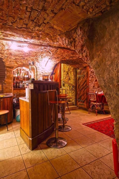 2 bars/lounges