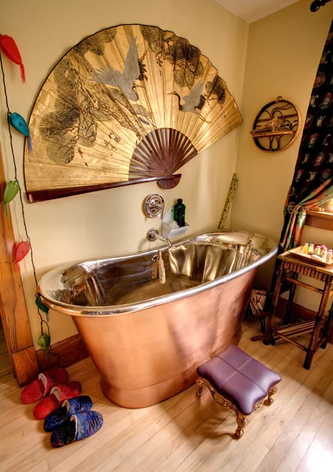 Room, 1 Queen Bed, Non Smoking (Love at First Site) | Iron/ironing board, free WiFi, bed sheets