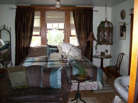 Suite, 2 Bedrooms, Non Smoking (English Garden) | Iron/ironing board, free WiFi, bed sheets