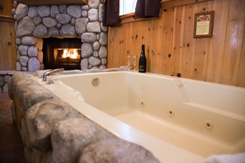 Standard Room, 1 King Bed, Jetted Tub | Premium bedding, in-room safe, individually decorated