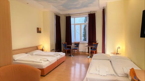 Family Room with Kitchen | Egyptian cotton sheets, in-room safe, iron/ironing board, free WiFi