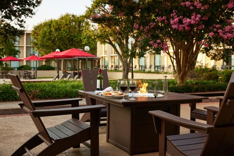 2 restaurants; breakfast, lunch, and dinner served