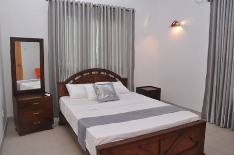 Deluxe Room, Balcony | Desk, iron/ironing board, rollaway beds, free WiFi
