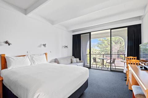 Premium Double Room, 1 Queen Bed | 1 bedroom, blackout drapes, soundproofing, iron/ironing board