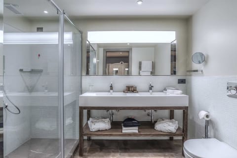 Deluxe Double or Twin Room | Bathroom | Shower, rainfall showerhead, free toiletries, hair dryer