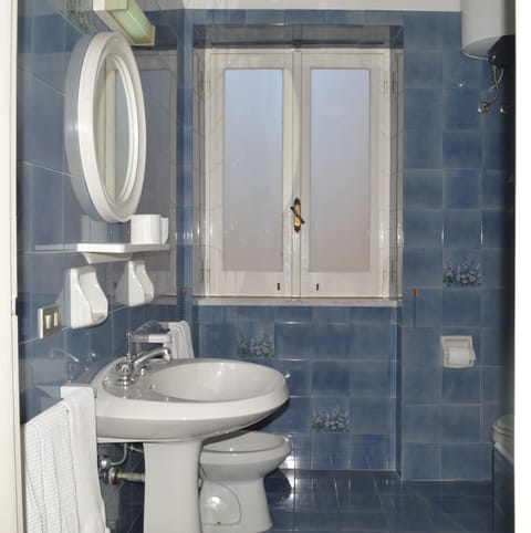 Superior Quadruple Room | Bathroom | Free toiletries, hair dryer, bidet, towels