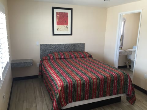 Room, 1 Queen Bed | Desk, rollaway beds, free WiFi, bed sheets