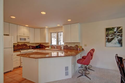 House, 4 Bedrooms | Private kitchen | Full-size fridge, microwave, oven, stovetop