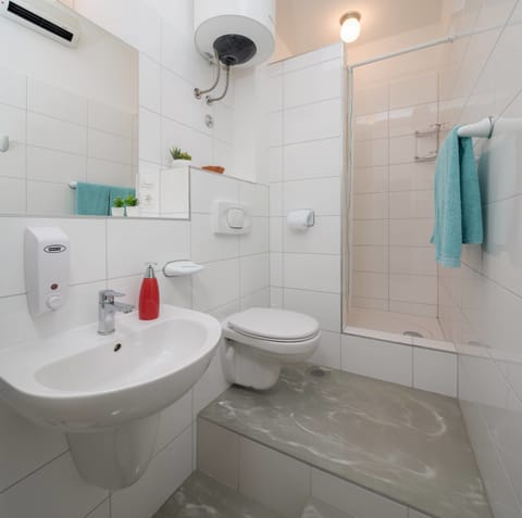 Double Room | Bathroom | Shower, free toiletries, hair dryer, towels