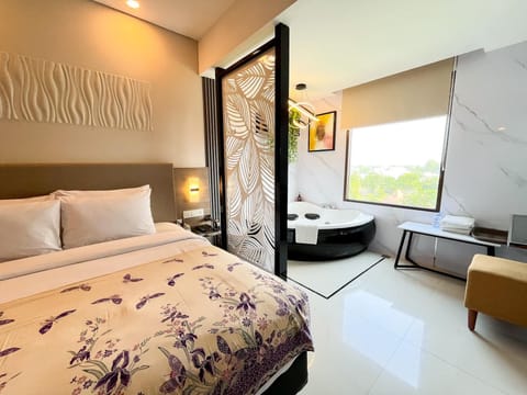 Executive Jacuzzi Room | In-room safe, blackout drapes, free WiFi, bed sheets