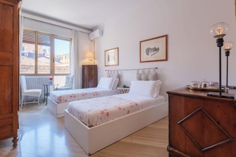 Twin Room (External Private Bathroom) | Frette Italian sheets, premium bedding, down comforters, blackout drapes