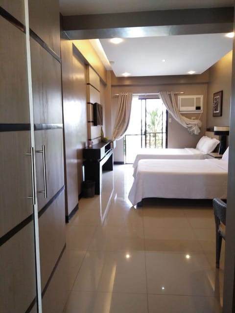 Deluxe Double Room | Desk