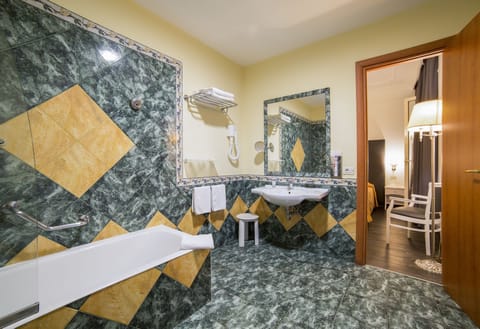 Combined shower/tub, free toiletries, hair dryer, bidet