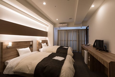 Deluxe Twin (Renewal Room) - Smoking | Desk, blackout drapes, soundproofing, iron/ironing board (on request)