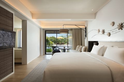 Shellsea Pool Access | Minibar, in-room safe, individually furnished, desk