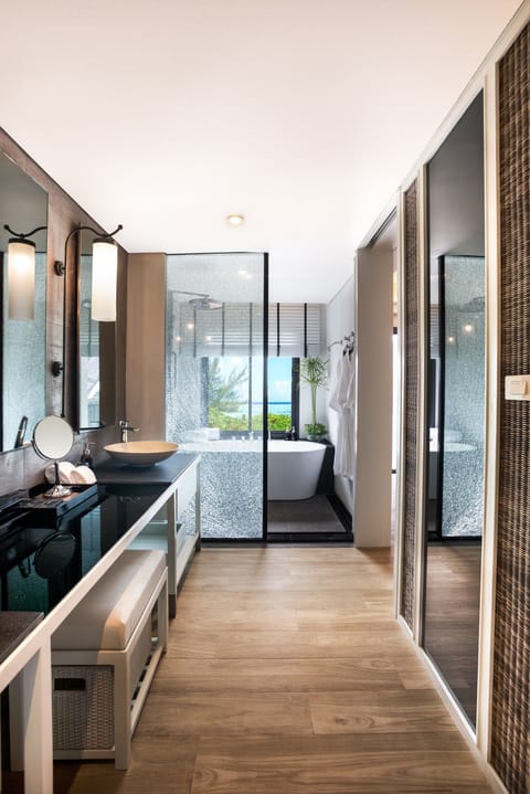 Shellsea Pool Access | Bathroom | Separate tub and shower, deep soaking tub, rainfall showerhead