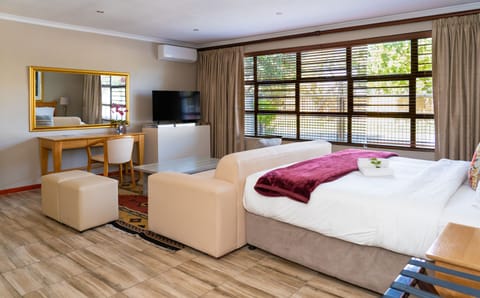 Luxury Room | Minibar, in-room safe, blackout drapes, free WiFi