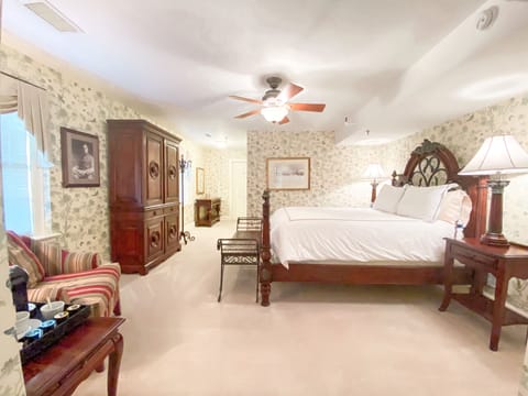 Marshall Queen Bed | 1 bedroom, free WiFi, bed sheets