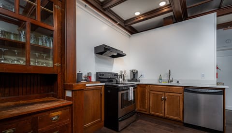 Apartment | Private kitchen | Fridge, microwave, coffee/tea maker, cookware/dishes/utensils