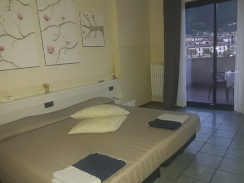 Double Room, Lake View | In-room safe, desk, cribs/infant beds, rollaway beds